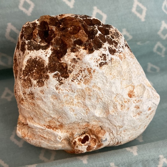 Amethyst Geode Specimen. NWOT Shiny Sparkly purples. 3” Tall x 3 1/2” Wide - Picture 4 of 5